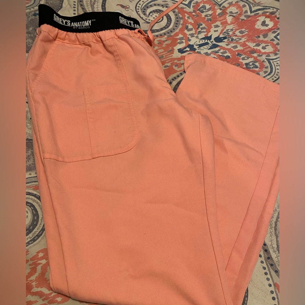 Beautiful coral color greys anatomy scrub pants. Size S